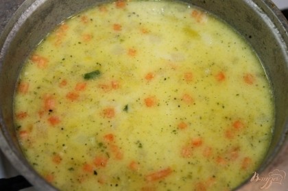 Добавить сливочную смесь в суп. Добавить специи по вкусу, зелень и еще 3 минуты прокипятить.