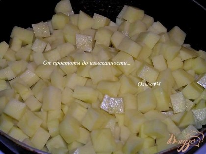 Картофель нарезать кубиками, обжарить на растительном масле 5-7 минут,