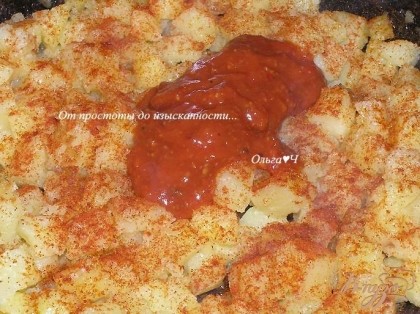 Картофель посыпать паприкой, полить томатной пастой и уксусом, перемешать.