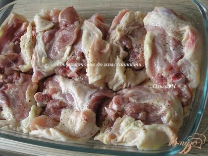 Куриные бедра посолить, поперчить, выложить в форму для запекания, смазанную маслом, кожей вниз. Запекать при 200*С 20 минут.