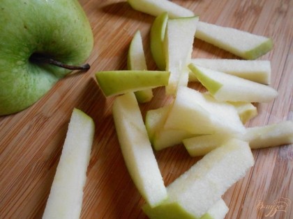 Яблоко, желательно зеленое, очищаем от кожуры, можно и не очищать. Нарезаем брусочками.