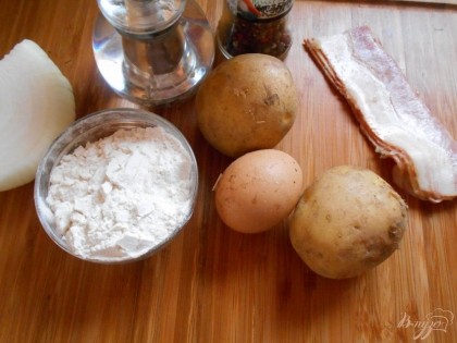 Для начала нам нужно приготовить ньокки. Для этого следует отварить картофель в мундире до готовности. Затем очистить его, картофелемялкой превратить его в пюре.