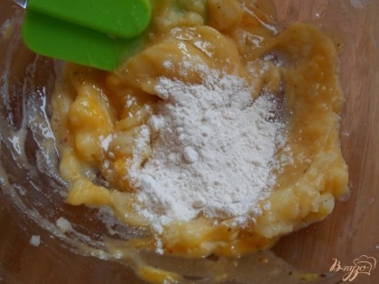 В картофельное пюре добавляем яйцо, муку, соль, специи и вымешиваем тесто для ньокки.