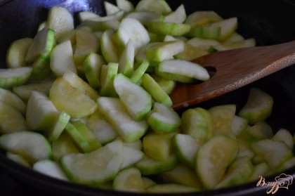 Кабачки почистить от кожуры, нарезать и обжарить на сковороде с оливковым маслом в течении 10 минут.