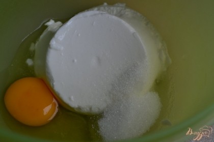Отдельно смешать сыр, 1 яйцо и сахар по вкусу.