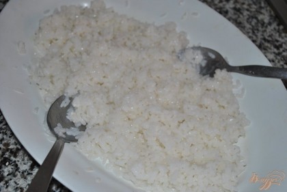Выложите горячий рис на поднос, полейте рисовым соусом и помешивайте с помощью двух ложек, чтобы соус равномерно распределился. Но не давите рис, а аккуратно его поддевайте.