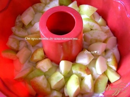 Половину теста выложить в форму для выпечки, добавить нарезанные яблоки, выложить сверху оставшееся тесто.
