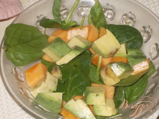 В салатник выкладываем листья шпината, авокадо и папайю.