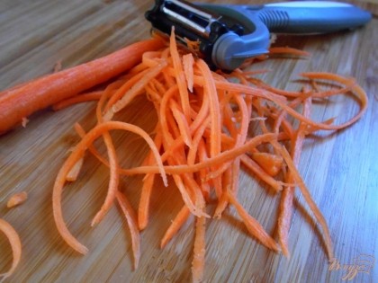 Способ нарезки тоже можно избрать свой. Я морковь нарезаю тонкими полосками, как на морковь по-корейски, при помощи овощерезки.