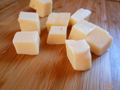 Сыр нарезаю кубиком. С некоторых пор перестала натирать сыр в салаты на терке, предпочитаю именно крупные кусочки.