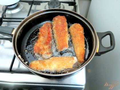 Разогреваем на сковороде растительное масло и обжариваем на нём с двух сторон рыбу, до золотистой корочки.
