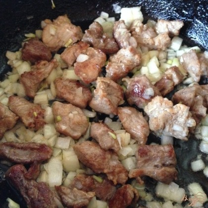 Мясо обжариваем в глубокой сковороде до румяной корочки, добавляем нарезанный кубиками  лук, солим.