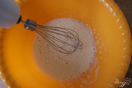 В миске взбиваем яйца с заменителем сахара (можно взять сахар, достаточно одной столовой ложки).