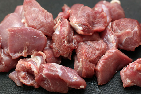 Мясо очистите от жил и нарежьте небольшими кусочками (4-5 см).