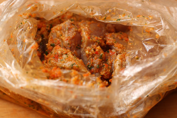 Положите мясо в пакет вместе с маринадом, плотно закройте и распределите маринад так, чтобы он со всех сторон покрывал мясо. Оставьте в холодильнике на несколько часов.