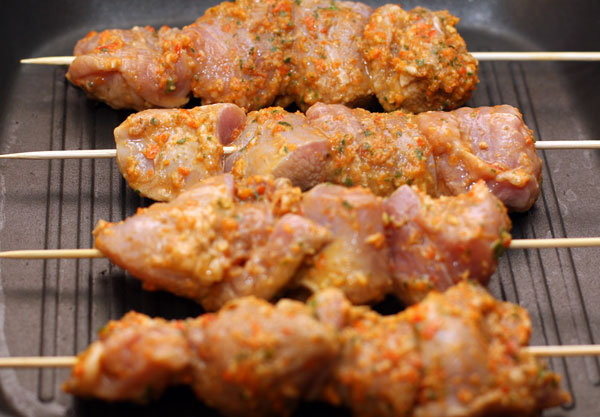 Замаринованное мясо насадите на длинные деревянные шпажки и положите на разогретую сковороду-гриль. 