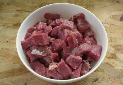 Для приготовления блюда нарезаем наше мясо говядины кубиками.