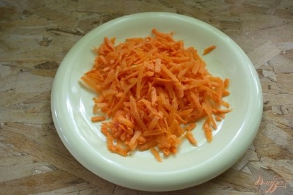 Морковь натрите на терку.