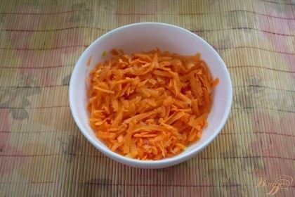 Морковь очищаем и трем на крупную терку.
