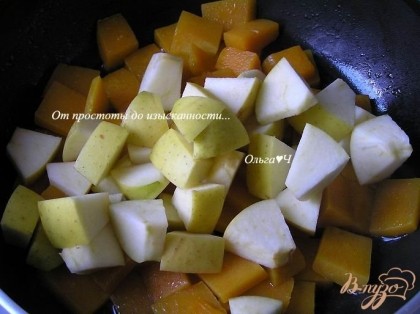 добавить нарезанное яблоко, тушить вместе еще около 5-7 минут до мягкости.
