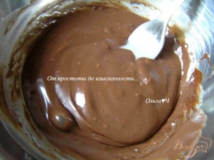 Для крема смешать сгущеное молоко и растопленный шоколад (40 г).