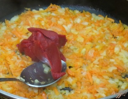 К луку и моркови добавляем томатную пасту. Солим, перчим и добавляем сливки. Тушим вместе 4-5 минут.