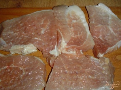 Мясо нарезаем порционными кусками и хорошенько отбиваем с двух сторон.