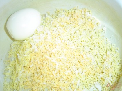 Яйца отвариваем, очищаем и натираем на мелкой терке.