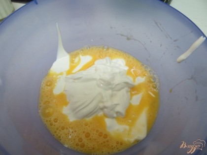 Яйца взбиваем вилкой, Добавляем сахар, взбиваем вместе минут 5, добавляем соль,сметану, перемешиваем.