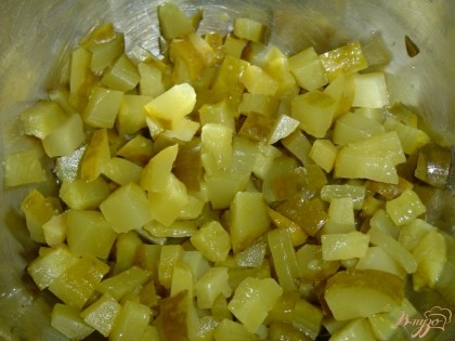 Огурцы так же нарезаем кубиками и добавляем к салату.