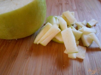Яблоки нарезаем мелким кубиком и взбрызгиваем лимонным соком, чтобы они не почернели.