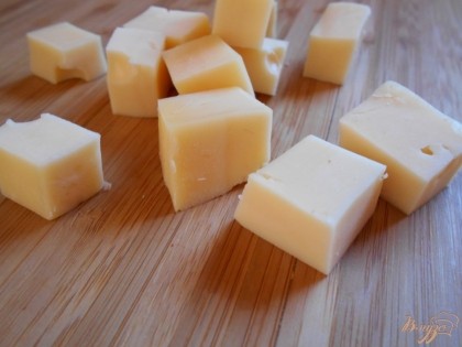 Сыр нарезаем кубиками. Старайтесь все ингредиенты нарезать одинакового размера.