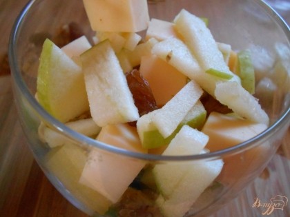 Добавляем сыр, ананас, яблоко и сельдерей.