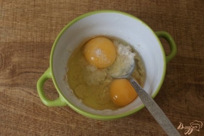 Взбиваем яйца с геркулесовой массой, немного солим.