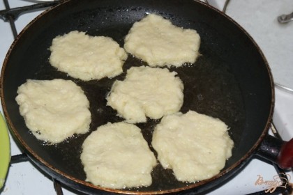 Хорошо разогреваем сковороду с растительным маслом и выкладываем половину картофеля.