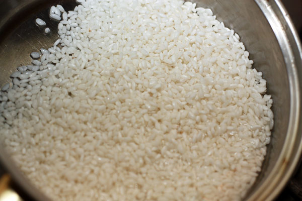 Приготовьте рис по инструкции на упаковке. Обычно она гласит, что его надо хорошо промыть, а то и замочить на некоторое время в воде.