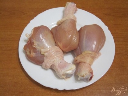 Куриные голени вымыть, обсушить, у кончика ножки удалить хрящ. Острым ножом у каждой голени аккуратно отделить кожу от мяса - получится карман.