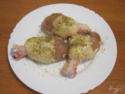 Приправить ножки по вкусу солью, перцем и специями для курицы.