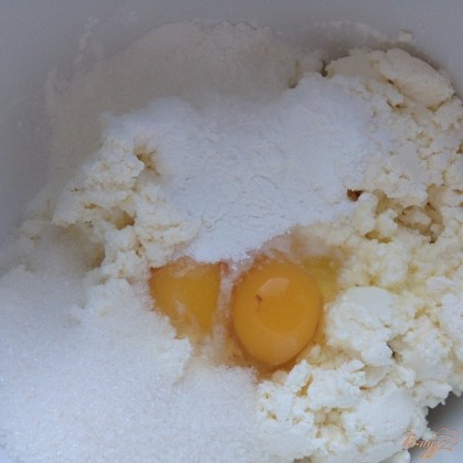 К взбитому в блендере творогу добавить яйца, сахар, крахмал и ванилин.
