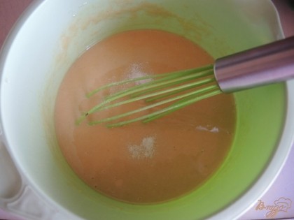 Вливаем в миску растопленное масло и тщательно перемешиваем всю массу венчиком. В конце добавляем ложку ванильного порошка и ещё раз перемешиваем тесто.