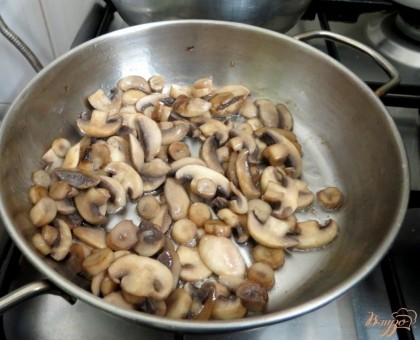 Пока картофель варится, грибы отправим жарится.Моожно также добавить капусту, отварную фасоль и пр.