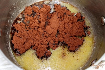 Когда сахар и масло растворяться, добавляем какао-порошок и варим на малом огне, непрерывно помешивая.