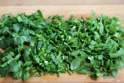 Далее, нарезаем остальную зелень. Для салата хорошо подойдут шпинат, руккола и зеленый лук.
