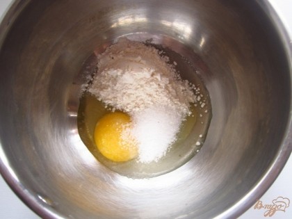 В кастрюльку выбейте яйцо, добавьте муку, столовую ложку сахара и взбейте венчиком до однородности смеси.