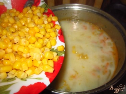Когда картофель будет мягкий, добавьте кукурузу,молоко, кипения, черный молотый перец, перемешайте. Доведите суп до кипения, потом уменьшить огонь и варить еще минут 5.