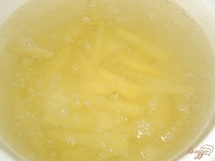 Картофель очищаем,нарезаем брусочками и помещаем в кипящую воду.
