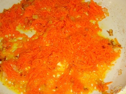 Очищаем лук и морковь, лук мелко нарезаем,а морковь натираем на мелкой терке. На разогретом растительном масле обжариваем лук до прозрачности, а затем добавляем морковь,обжариваем до мягкости.