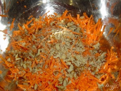 Орехи измельчаем и добавляем к моркови.
