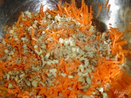Чеснок очищаем и мелко нарезаем, добавляем к морковно-ореховой массе.