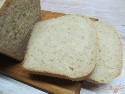 Готовый хлеб выложить на решетку до полного остывания. Вот такой он в разрезе.